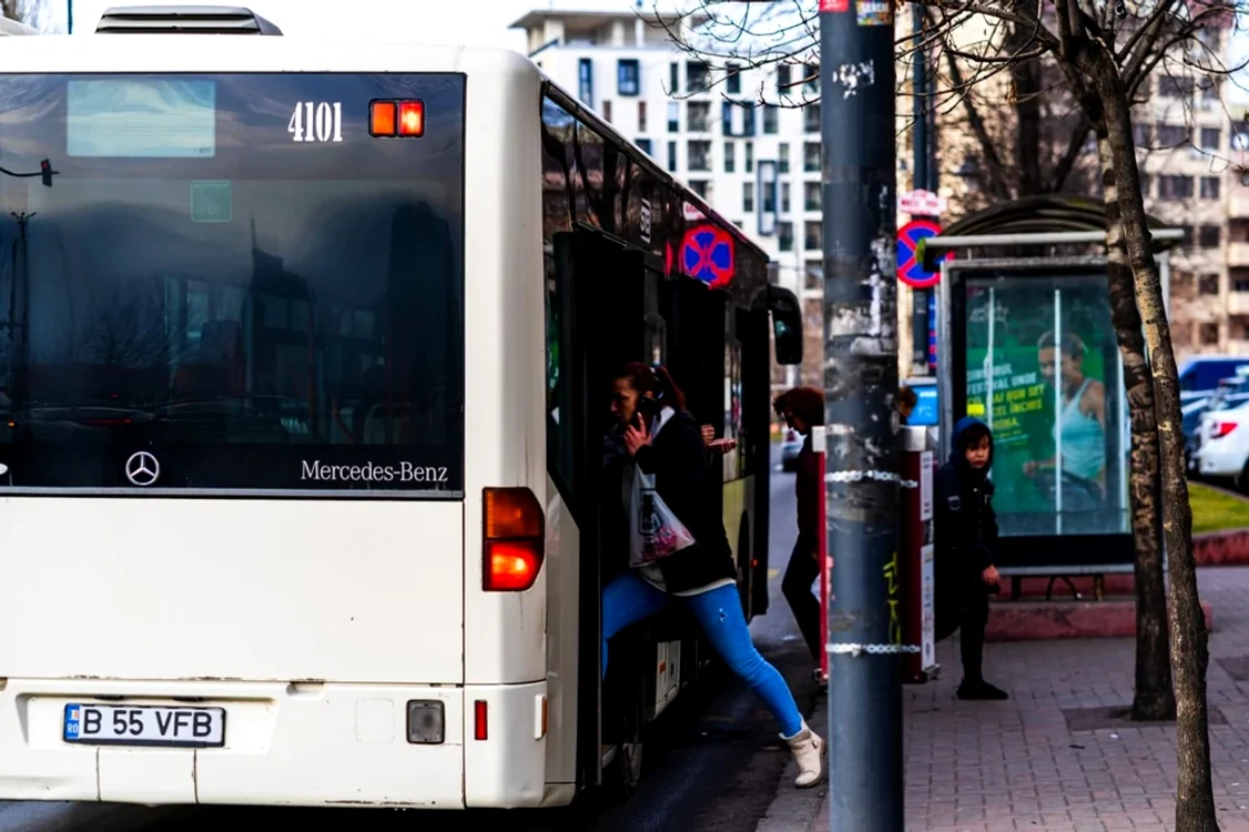 Regulile de acces în mijloacele de transport sunt indicate prin semne pe uși