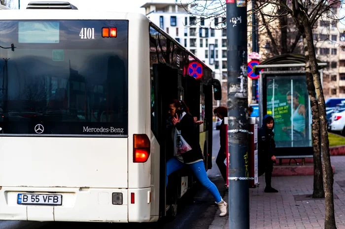 Regulile de acces în mijloacele de transport sunt indicate prin semne pe uși