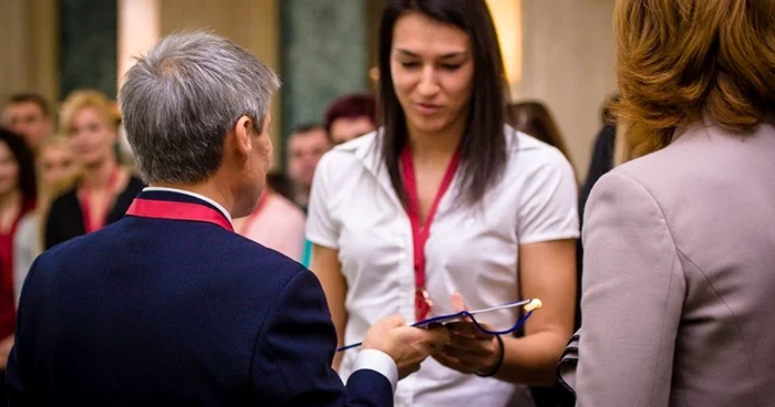 Cristina Neagu, premiată de Dacian Cioloş