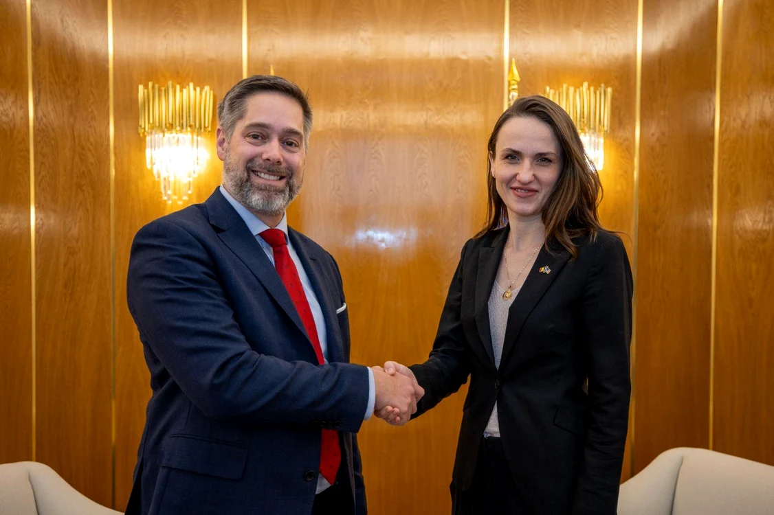 Oana Țoiu și Christopher W. Smith. FOTO FB MAE