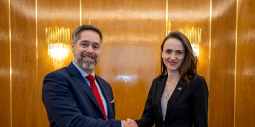 Oana toiu si Christopher W  Smith FOTO FB MAE jpg