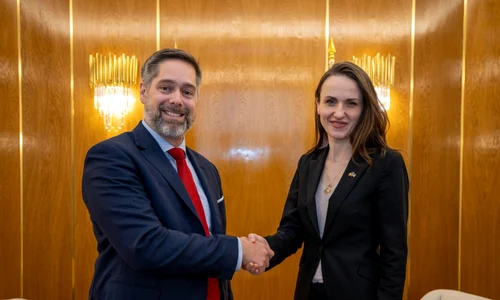 Oana toiu si Christopher W Smith FOTO FB MAE jpg