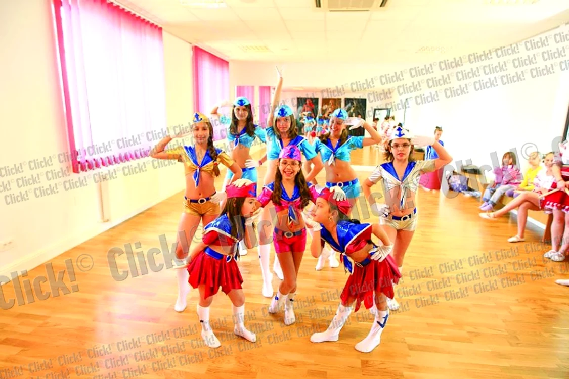 
    Aici copiii pot învăţa  dansuri moderne de la  profesorii Clubului  elevilor sector 2  