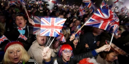 Susţinătorii Brexit au sărbătorit în faţa Parlamentului din Londra separarea Marii Britanie de Uniunea Europeană. FOTO EPA-EFE