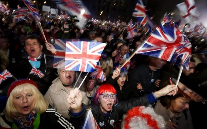 Susţinătorii Brexit au sărbătorit în faţa Parlamentului din Londra separarea Marii Britanie de Uniunea Europeană. FOTO EPA-EFE