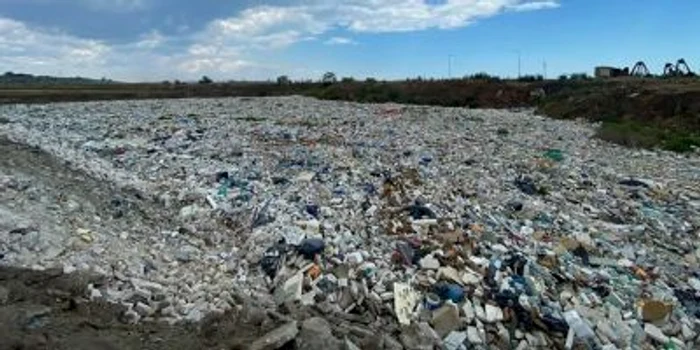 groapa gunoi in Portul Constanta FOTO