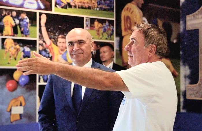 Gheorghe Hagi îi prezintă premierului Bolojan trofeele FOTO: Facebook/G. Hagi
