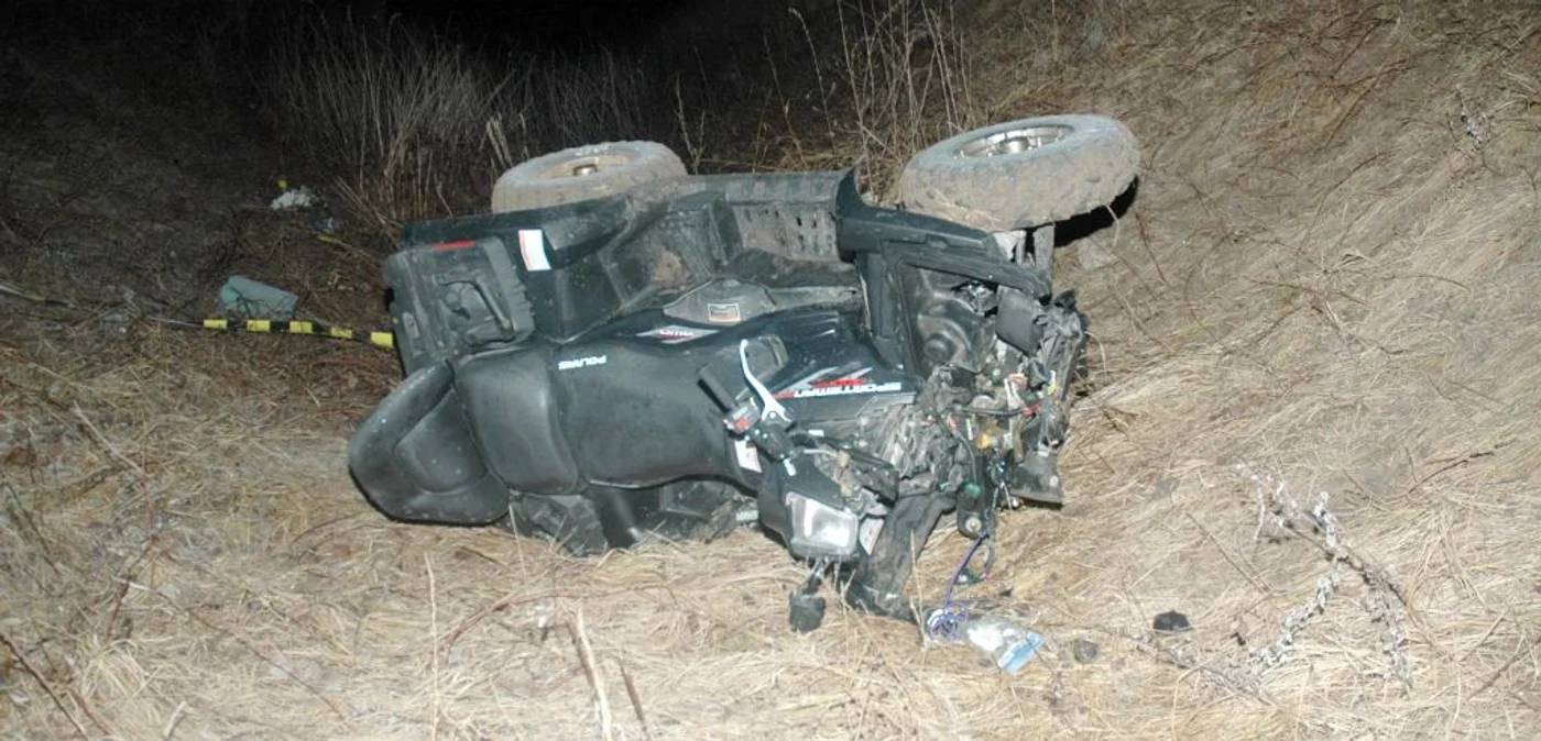 Bărbatul s-a prăbuşit cu ATV-ul în râpă.