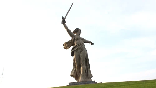 „Patria Mamă te cheamă” are 85 de metri și este considerată cea mai mare statuie feminină din lume / foto: Pixabay