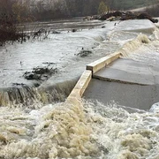 Poduri luate de viitură în Călărași, după golirea barajului Mihăilești FOTO Apele Române