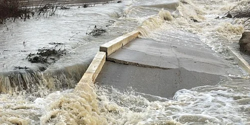 Poduri luate de viitură în Călărași, după golirea barajului Mihăilești FOTO Apele Române