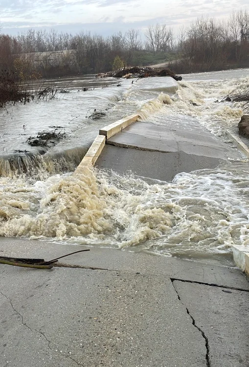 Poduri luate de viitură în Călărași, după golirea barajului Mihăilești FOTO Apele Române