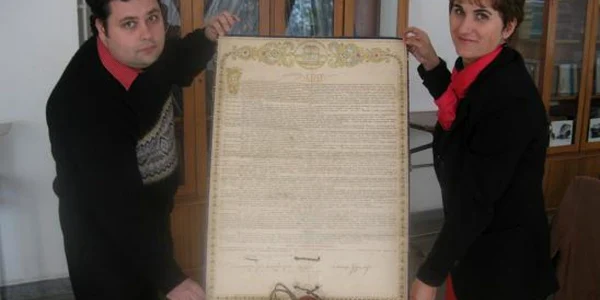 E nevoie de doi oameni pentru a putea deschide  documentul scris cu aur