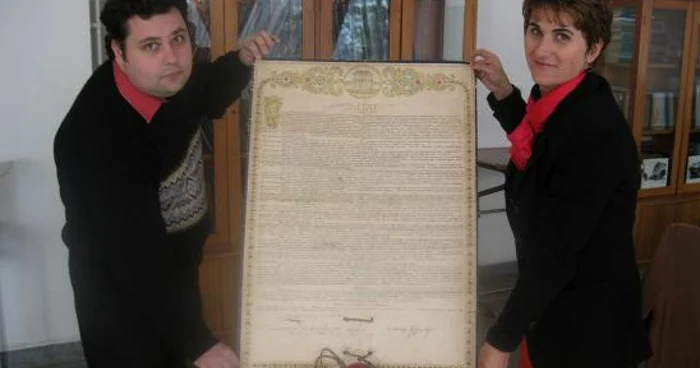 E nevoie de doi oameni pentru a putea deschide documentul scris cu aur