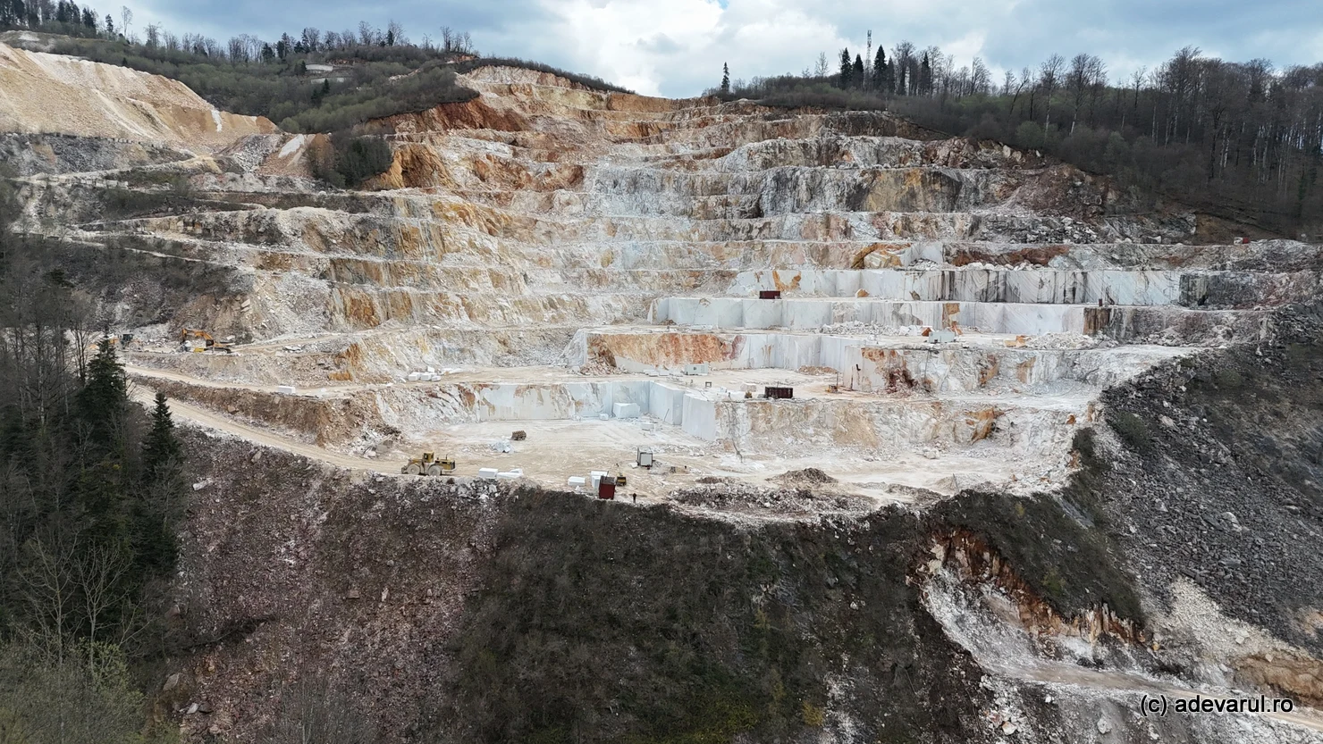 Ruschița, muntele de marmură din Banat, redescoperit odată cu construcția „Drumului Marmurei”