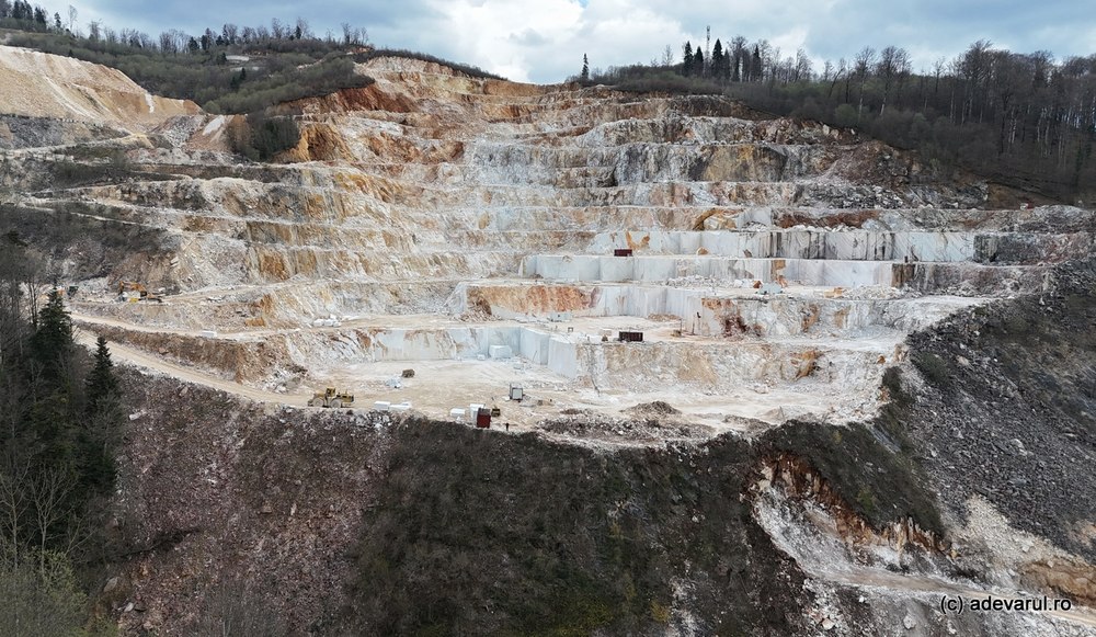 Ruschița, muntele de marmură din Banat, redescoperit odată cu construcția „Drumului Marmurei”