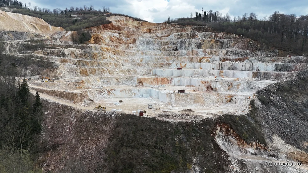 Ruschița, muntele de marmură din Banat, redescoperit odată cu construcția „Drumului Marmurei”