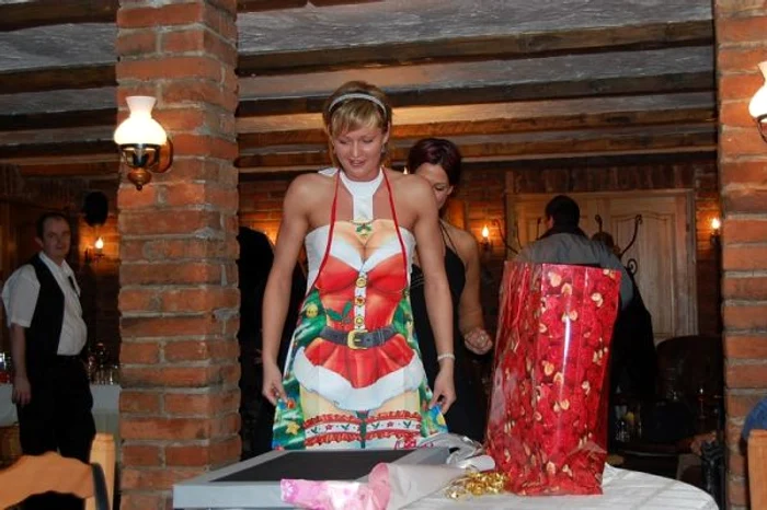 
    Gabriela Szucs se simte bine in fata aparatlui de fotografiat  