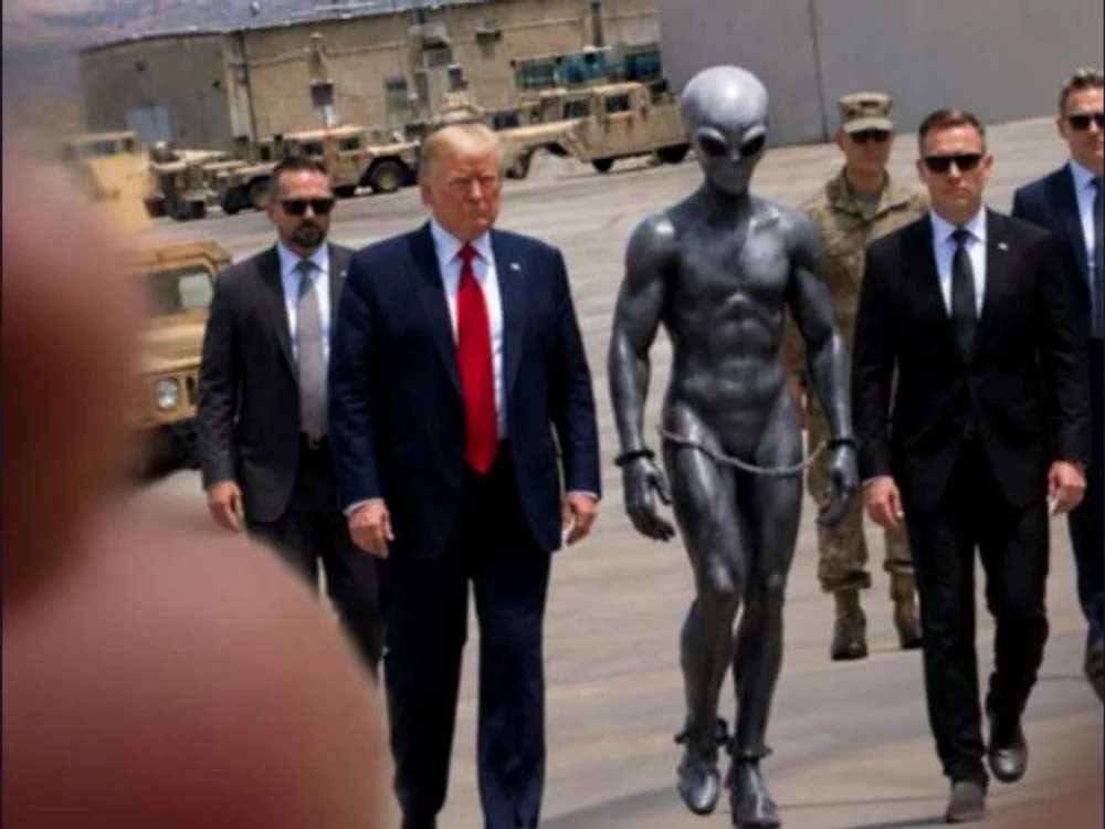 Imaginea generată cu AI, Donald Trump lângă un extraterestru, postată de președintele american