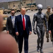 donald trumo extraterestru jpg