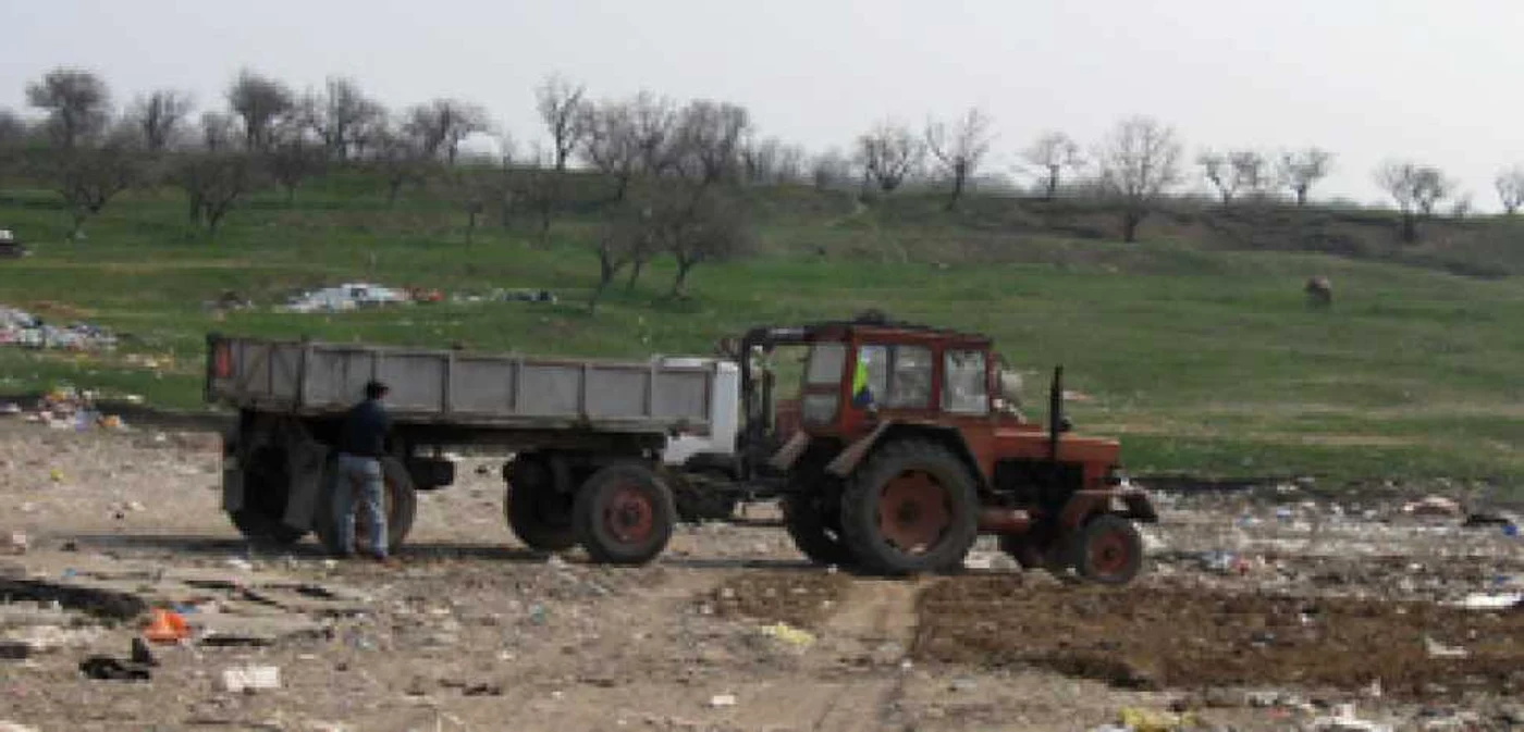 Botoşani: Botoşănenii de la sate, sufocaţi de gunoaie