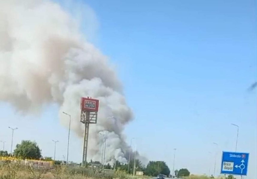 Codul roșu de caniculă vine cu incendii de vegetație. Trafic blocat pe DN21, la ieșire din municipiul Călărași VIDEO