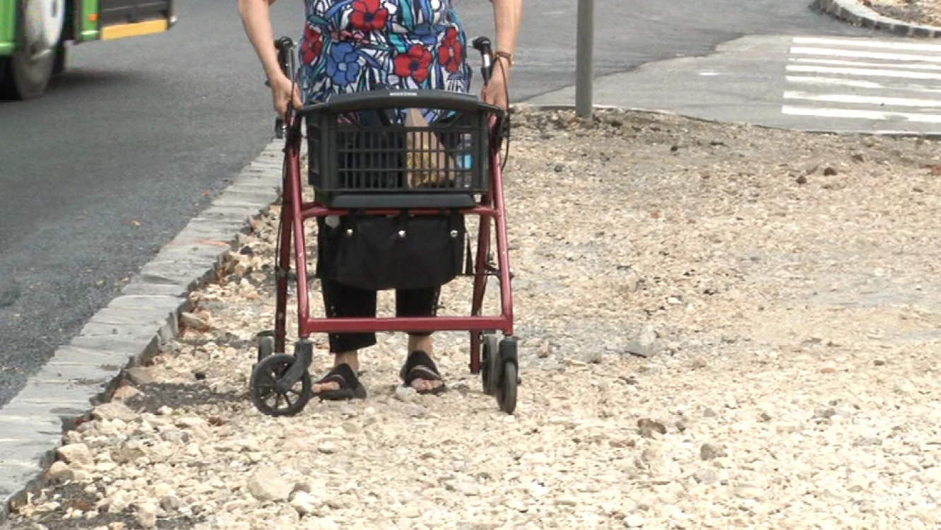 Pentru cei cu cărucioare este imposibil de străbătut strada FOTO Ioan Buciumar