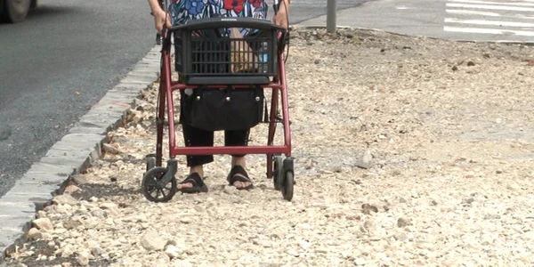Pentru cei cu cărucioare este imposibil de străbătut strada FOTO Ioan Buciumar