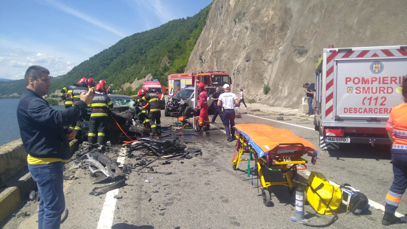 În accident au fost implicate trei autoturisme. FOTO: DRDP Craiova
