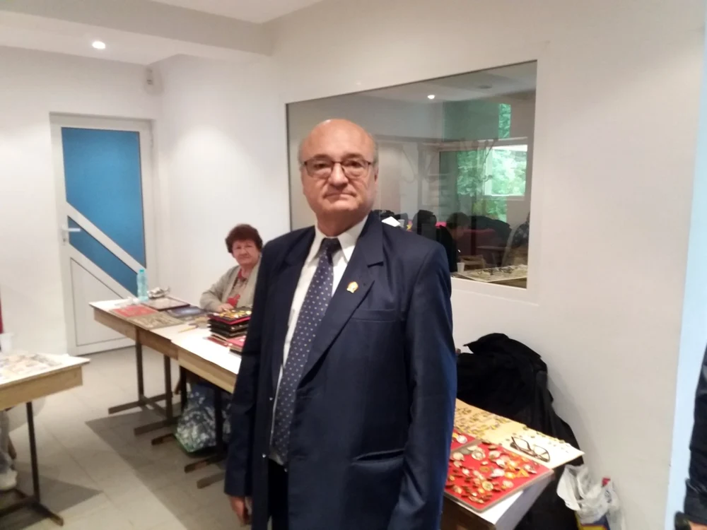 Vilică Munteanu, care a condus Arhivele Naţionale de la Bacău 27 de ani, a organizat Congresul Naţional de Insignografie FOTO Mircea Merticariu
