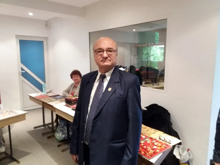 Vilică Munteanu, care a condus Arhivele Naţionale de la Bacău 27 de ani, a organizat Congresul Naţional de Insignografie FOTO Mircea Merticariu
