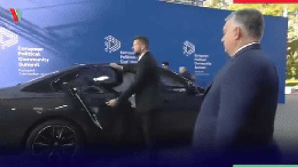 Gafă monumentală a lui Klaus Iohannis. Îi întoarce spatele lui Viktor Orban ca să își aranjeze costumul, la summit-ul de la Budapesta