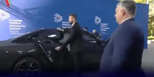 iohannis sta cu spatele la orban (1) gif