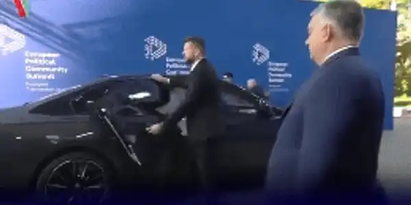 iohannis sta cu spatele la orban (1) gif