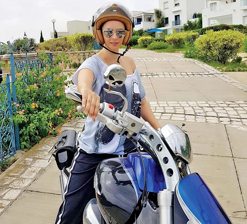 
    Andreea Marin s-a  pozat pe o motocicletă  scumpă, în vacanță   