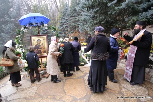 Pelerinaj la mormântul părintelui Arsenie Boca. FOTO