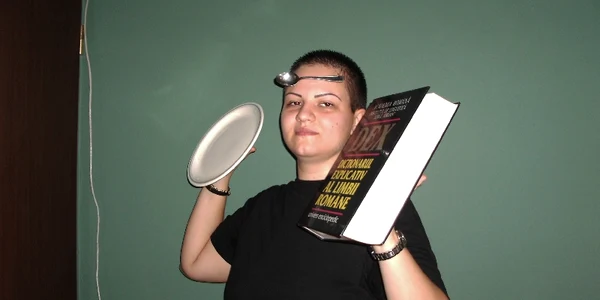 Anamaria atrage obiectele ca un magnet