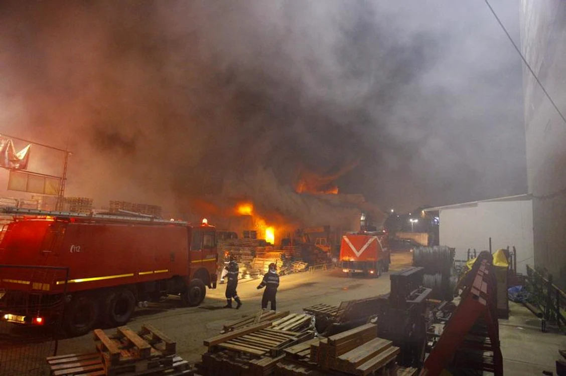 Incendiu la un depozit de pe Şoseaua Fundeni, cu posibilitate de propagare şi la alte spaţii; pompierii au trimis 12 autospecialeFoto News.ro