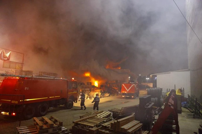 Incendiu la un depozit de pe Şoseaua Fundeni, cu posibilitate de propagare şi la alte spaţii; pompierii au trimis 12 autospecialeFoto News.ro