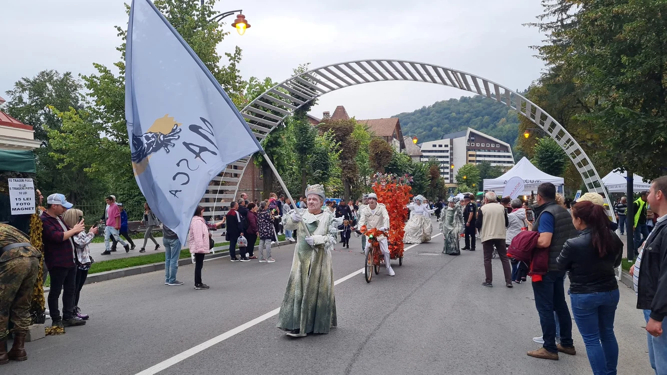 Festivalul Sinaia 2022 a debutat cu parada actorilor de la Teatrul Masca FOTO D.F.