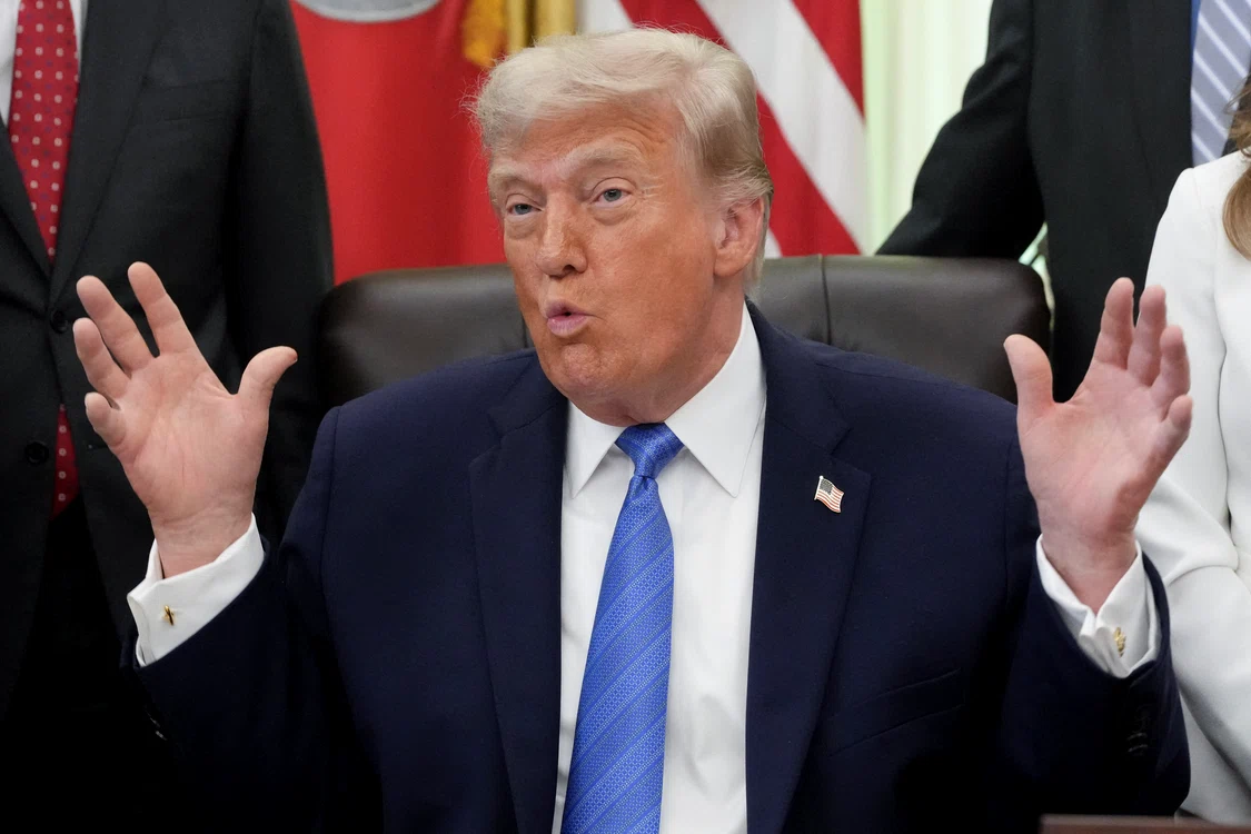 Doanld Trump gesticulează