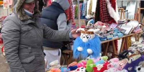 O vânzătoare din Bazar prezintă unul dintre suvenirurile cu priză la suceveni