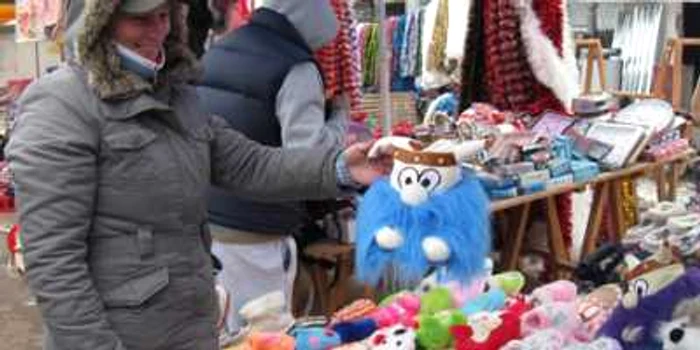 O vânzătoare din Bazar prezintă unul dintre suvenirurile cu priză la suceveni