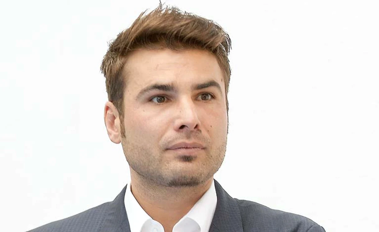 
    Adi Mutu  