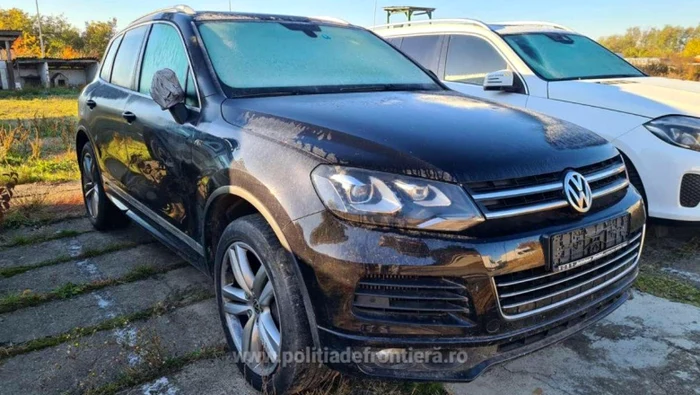 Autoturismul Volkswagen Touareg, în valoare de peste 100.000 de lei, figurează ca fiind furat din Germania. Foto: Poliţia de Frontieră