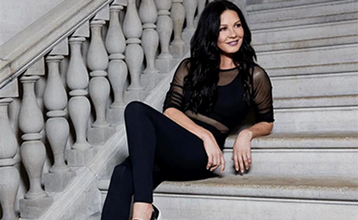 
    Catherine Zeta-Jones o interpretează pe Morticia în celebrul serial  