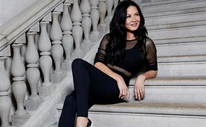 
    Catherine Zeta-Jones o interpretează pe Morticia în celebrul serial  