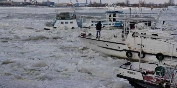 Dunărea este acoperită de gheaţă (foto arhivă)