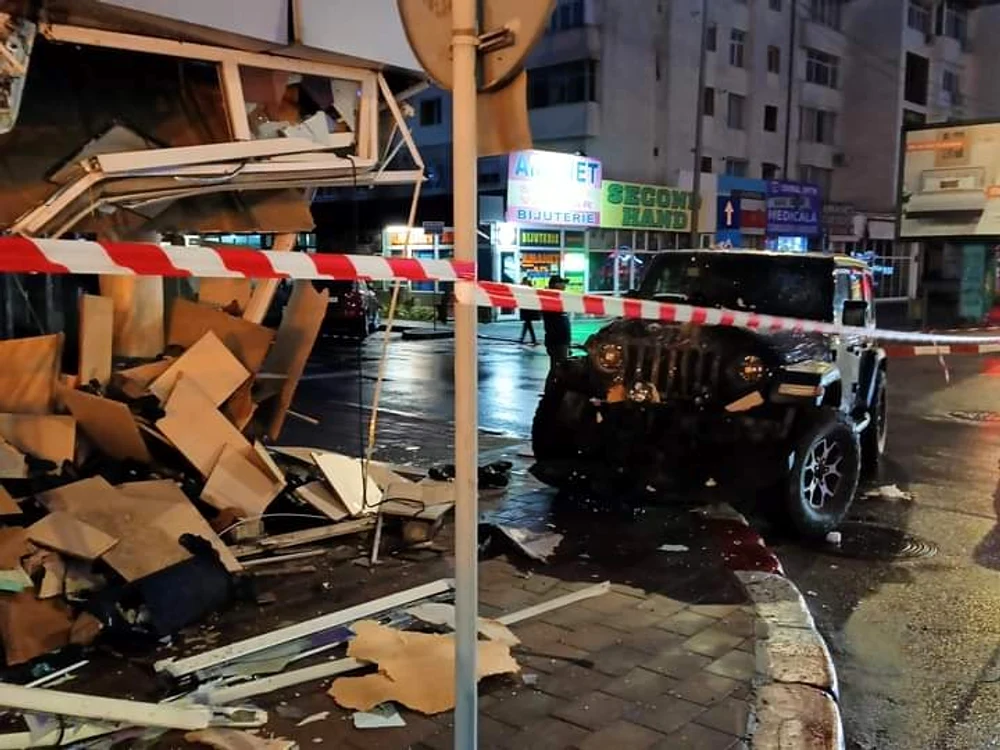 Magazinul de haine vechi a fost distrus de mașina de teren Foto: Facebook/Aurel Măceșanu