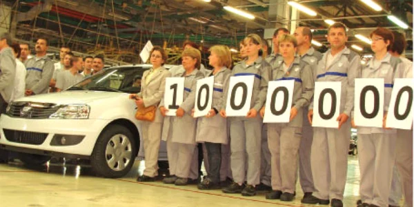 Angajaţii Uzinei Dacia de la Mioveni au sărbătorit ieri vânzarea Loganului cu numărul 1.000.000